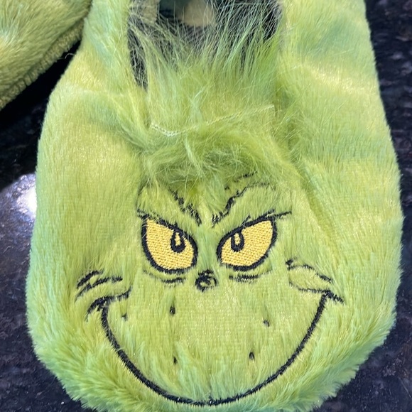 🎄GRINCH🎄NON-SKID SLIP-ON SLIPPERS GREAT GIFT IDEA!! NWT - Picture 2 of 7